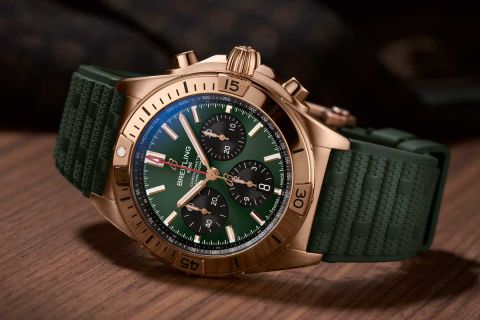 BR-Chronomat-B01-42-Or-Green-Green-StillLife RVB